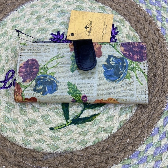 Patricia Nash Nazari Wallet in “Parisian Newspaper” BRAND NEW 🆕 - Picture 2 of 4